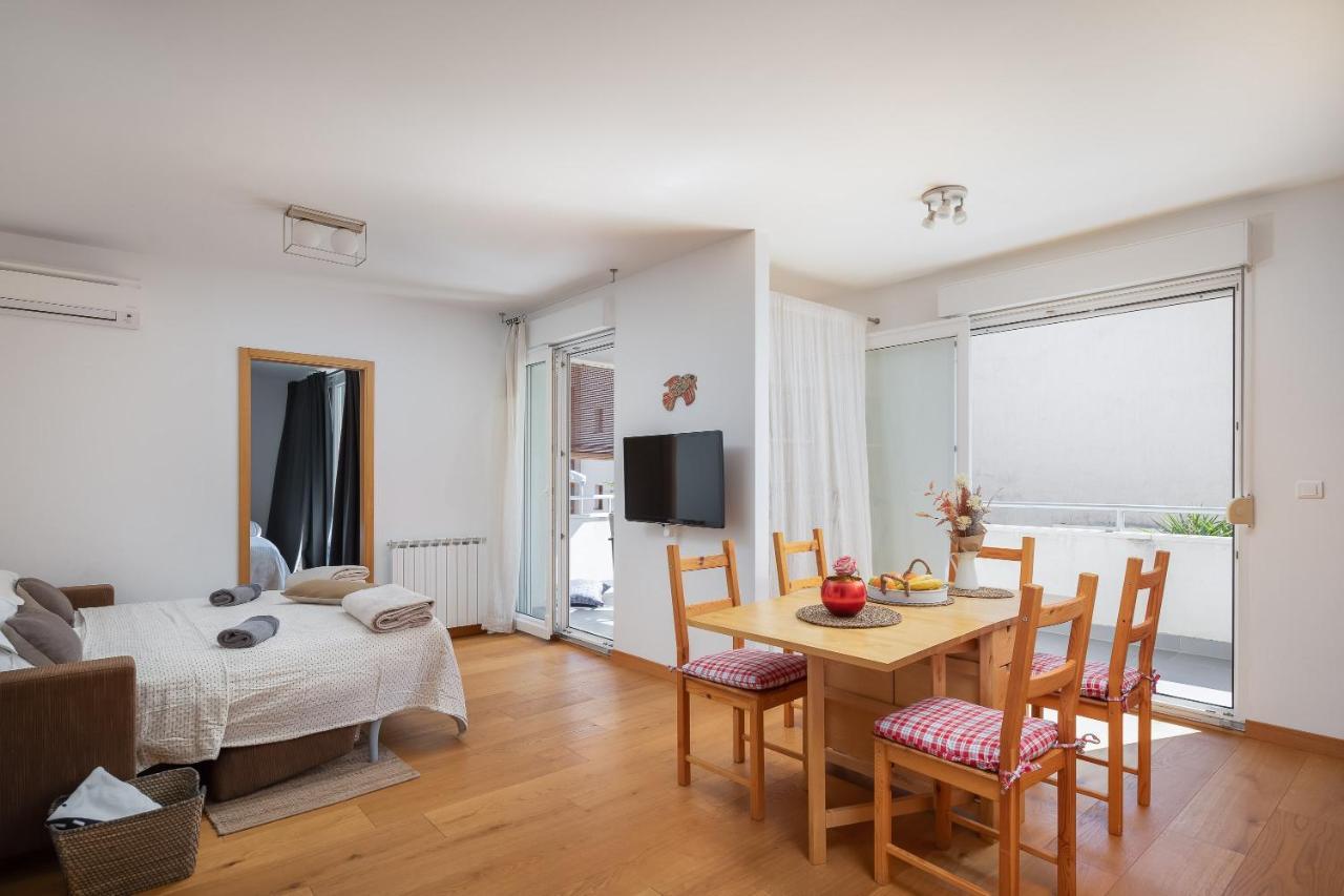 Modern Apt With Terrace 4 Min Walk To The Beach スプリト エクステリア 写真
